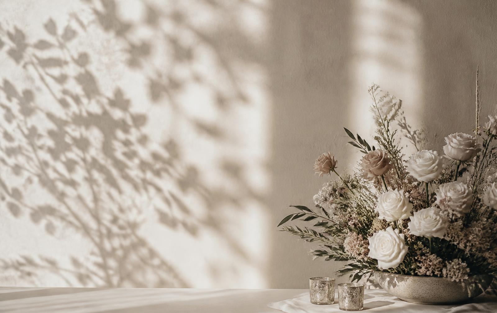 Casal em cerimônia de casamento ao entardecer
